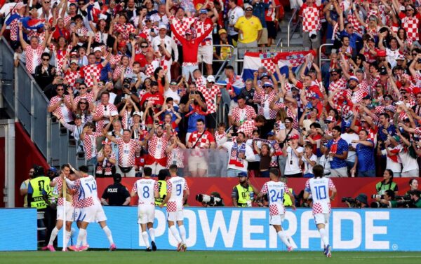 A velha guarda croata dá vida ao Mundial com a 200ª internacionalização de Modric; Panamá caiu