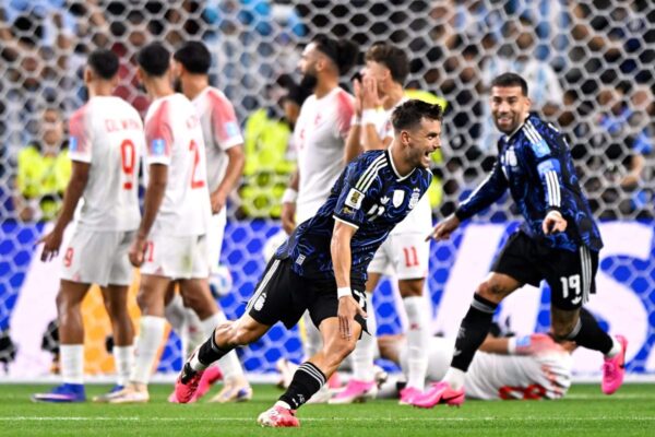 Com 32 seleções restantes na Copa do Mundo, quem tem o melhor caminho para a final? Messi pode bater o recorde de gols? Resumo do dia 17