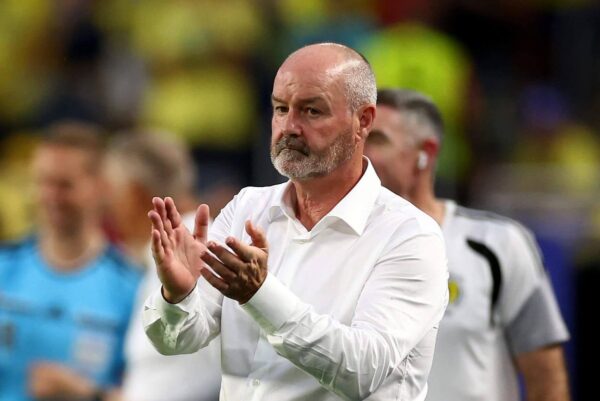 Steve Clarke deixa o cargo de técnico da Escócia após eliminação na Copa do Mundo