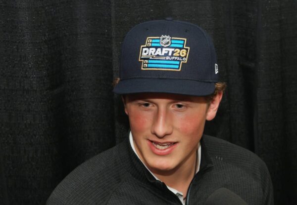 A escolha do draft dos Sharks, Keaton Verhoeff, incorpora o risco / recompensa na escolha da faculdade versus o júnior