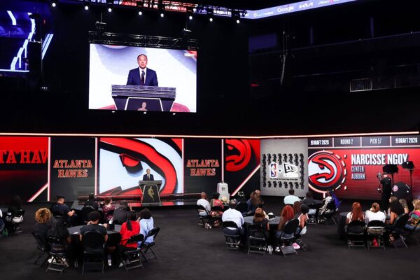 Narcisse Ngoy vai para o LA Clippers na noite do draft, mas jogará pelo Auburn na próxima temporada