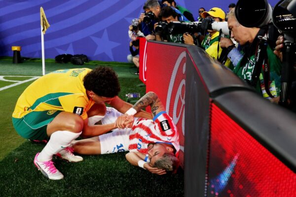 FIFA pediu para ‘reavaliar’ a proximidade dos painéis publicitários da Copa do Mundo após colisão de Julio Enciso