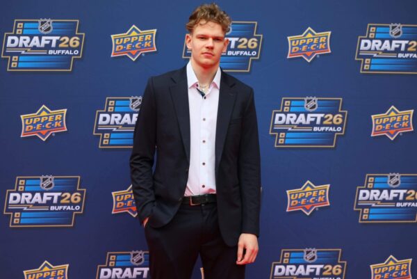 New York Rangers seleciona o defensor Alberts Šmits com a 5ª escolha no Draft da NHL de 2026