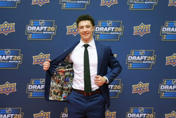 Vancouver Canucks seleciona Caleb Malhotra com a terceira escolha no Draft da NHL de 2026