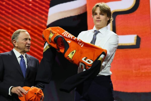 Os patos abordam o futuro, não o presente, no Dia 1 do Draft da NHL