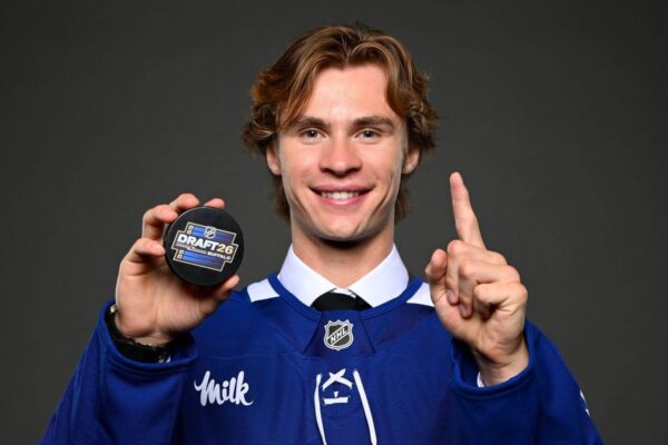 Gavin McKenna muda o jogo para os Maple Leafs