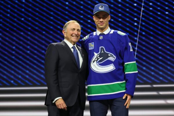 O que os Canucks estão conseguindo na 24ª escolha geral, Adam Novotny