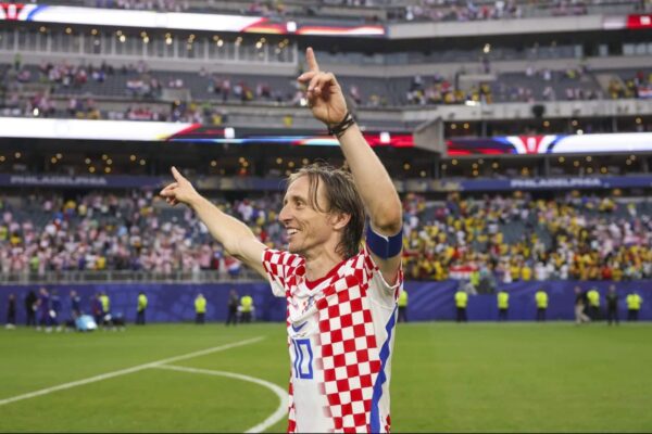 O maestro croata Luka Modric retorna à forma para prolongar sua despedida na Copa do Mundo