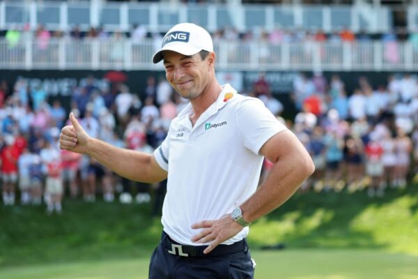 Nos raros playoffs de segunda-feira, Viktor Hovland venceu Scottie Scheffler pelo Travellers Championship