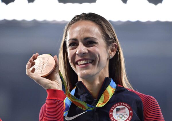 A medalhista olímpica de bronze Jenny Simpson desmaia no evento e é levada às pressas para o hospital
