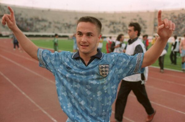 A Inglaterra usou esta camisa apenas uma vez – então por que ela está em todo lugar na Copa do Mundo?