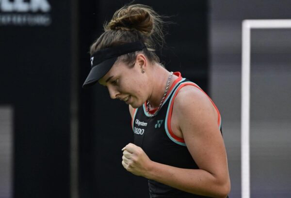 Linda Nosková estreia entre os 10 primeiros depois de derrotar Jessica Pegula no tempestuoso Aberto de Berlim
