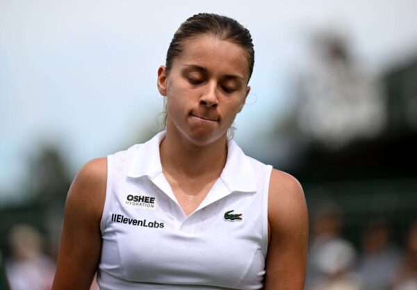 Maja Chwalińska machuca o pé segurando o match point antes de perder na primeira rodada de Wimbledon