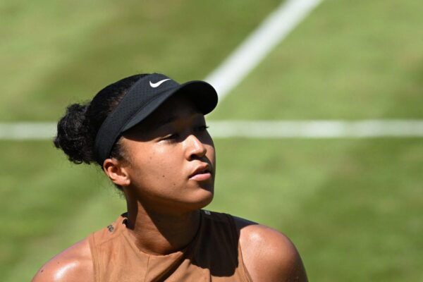 Naomi Osaka parece machucar o tornozelo direito dois dias antes de Wimbledon, na final de Bad Homburg