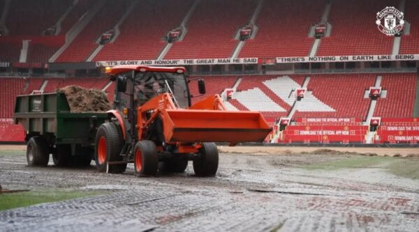 O primeiro novo campo do Manchester United em 14 anos envolve 50 pessoas, alho líquido e nematóides