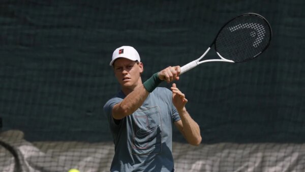 O número 1, Jannik Sinner, se inclina para o saque para sobreviver ao susto de cinco sets em Wimbledon