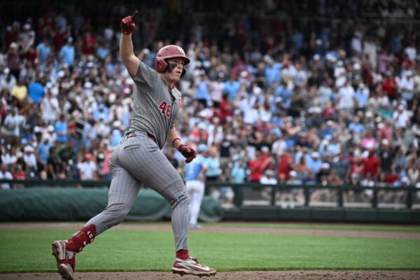 Oklahoma continua quente e vence a Carolina do Norte no jogo 1 da College World Series