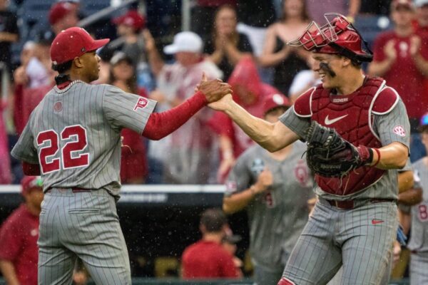 Top 25 finais do beisebol universitário: Oklahoma vence o campeonato nacional e fica em primeiro lugar