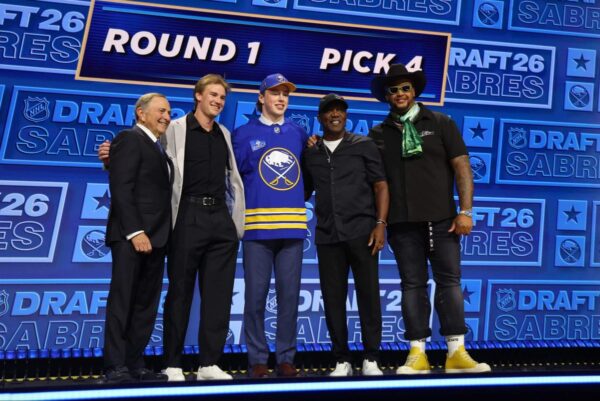 Por que o GM do Sabres, Jarmo Kekäläinen, fez as duas escolhas no draft da primeira rodada, apesar das conversas comerciais