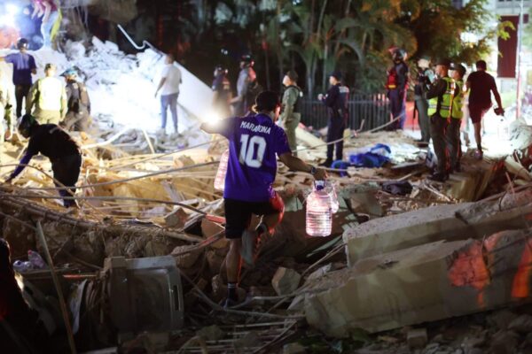 Vídeo mostra jogadores de beisebol e torcedores evacuando o campo quando terremoto de 7,2 atinge a Venezuela