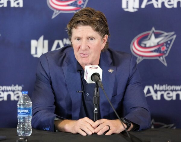 Mike Babcock revela decisão influenciada pela esposa de se afastar do papel dos Blue Jackets