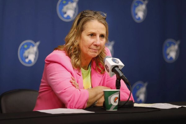 ‘Esta senhora é tão engraçada, mano’: fãs da WNBA em estado de choque depois que Cheryl Reeve se arrepende de não ter vencido para ‘The Gays’ na noite do orgulho