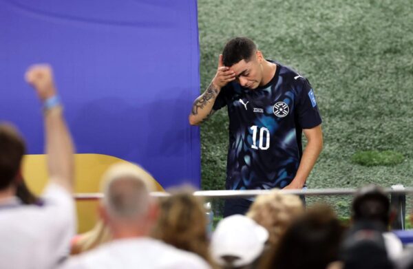 Miguel Almirón, do Paraguai, recebe primeiro cartão vermelho por cobrir a boca em situação de confronto