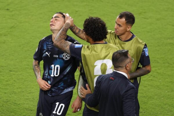 Debate sobre cartão vermelho de Almiron: treinadores discordam enquanto Alfaro avisa que ‘podemos perder a essência’ do jogo