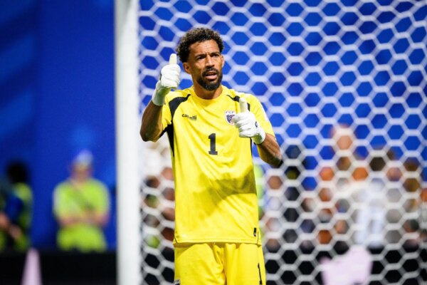 Governo dos EUA ajuda mãe do herói cabo-verdiano Vozinha a conseguir visto a tempo de assistir ao jogo da Copa do Mundo da FIFA contra o Uruguai