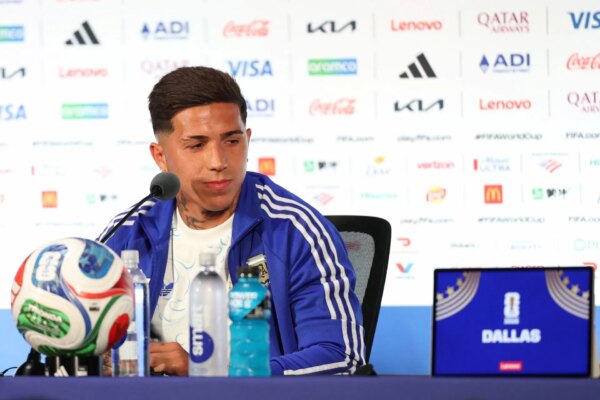 O astro argentino Enzo Fernandez responde quando questionado se concorda com o técnico da Espanha, que afirma que seu time tem o melhor meio-campo na Copa do Mundo da FIFA