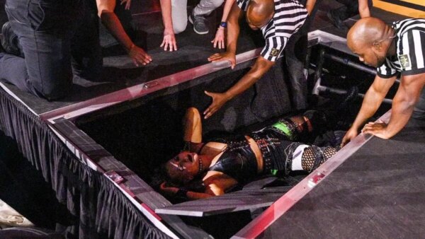 Falha assustadora: WWE Star cai da corda superior; Preocupação do ringue com possíveis lesões