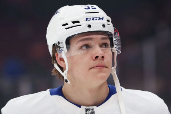 “Easton Cowan não é mais um Maple Leaf no campo de treinamento”: analista da NHL faz uma previsão ousada sobre a franquia de Toronto