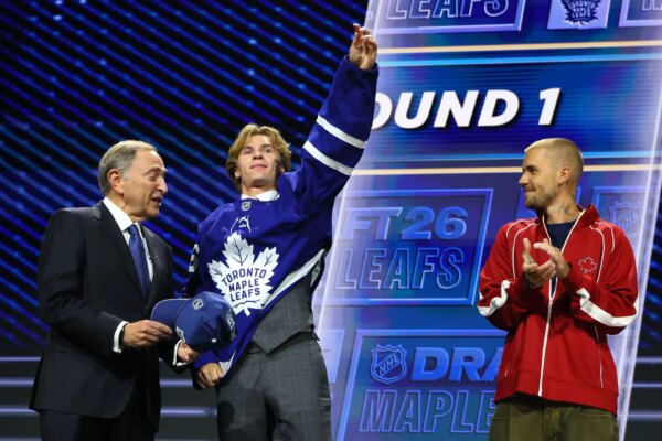 “Outra carreira arruinada pelos Leafs”: os fãs reagem quando Gavin McKenna é convocado pelo Toronto Maple Leafs com a primeira escolha geral