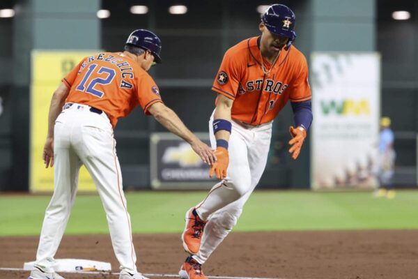 A GM do Astros, Dana Brown, não entregou a ajuda prometida para o corpo de campo em dificuldades
