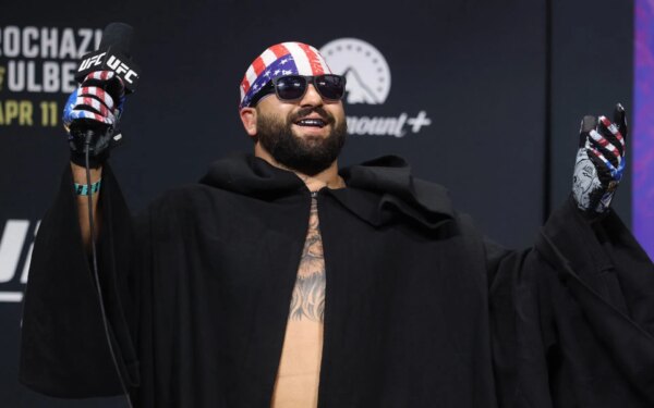 ‘Coxo pra caralho’ – Daniel Cormier critica Josh Hokit por comentários polêmicos sobre Michelle Obama