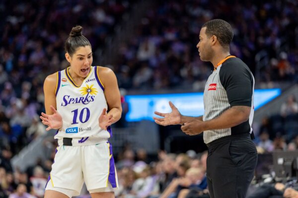 “Melhor lance do que muitos jogadores do MNBA”: fãs elogiam Kelsey Plum após primeiro arremesso perfeito no jogo dos Dodgers
