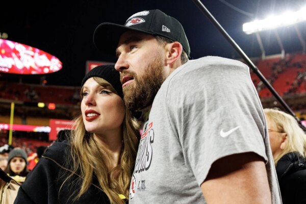 Taylor Swift chama a atenção no Tennessee antes do casamento com Travis Kelce para estudar na Tight End University liderada por George Kittle e Greg Olsen