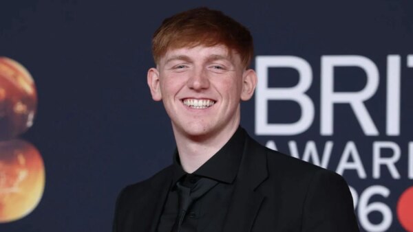 A controvérsia do AngryGinge na Copa do Mundo da FIFA é explicada, enquanto o britânico enfrenta reação negativa por confrontar um racista durante a partida entre Inglaterra e Gana