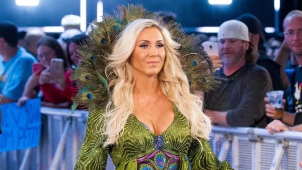 Charlotte Flair ajudou nas costas do 9 vezes campeão da WWE após sofrer uma lesão no SmackDown