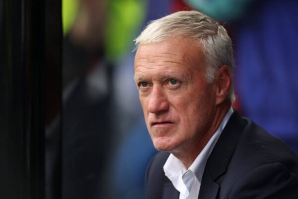Didier Deschamps retornando à França, para perder o último jogo do grupo após a morte de sua mãe