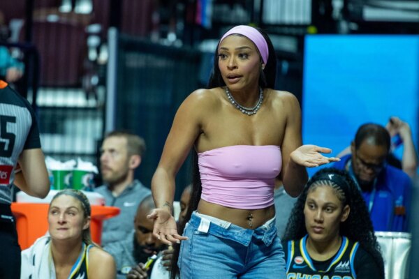 “WNBA está cheia de lésbicas ciumentas, irracionais e racistas…”: Repórter critica DiJonai Carrington por postagens enigmáticas após a lesão de Caitlin Clark