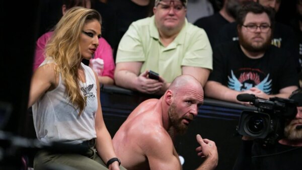 Marina Shafir se oferece para lutar contra uma lenda masculina da WWE depois que ele ameaça abertamente espancar Jon Moxley