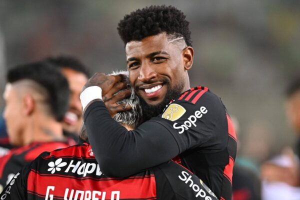 Aston Villa em Emerson Royal conversa com o Flamengo