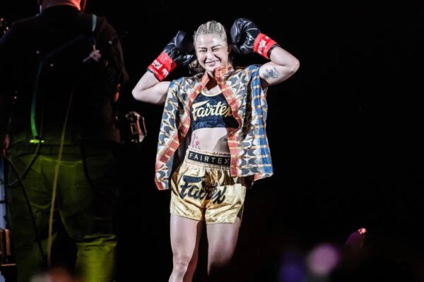 “Contra-ataque com cotovelos” – Stamp Fairtex mapeia sua abordagem tática para uma batalha interna contra Cynthia Flores