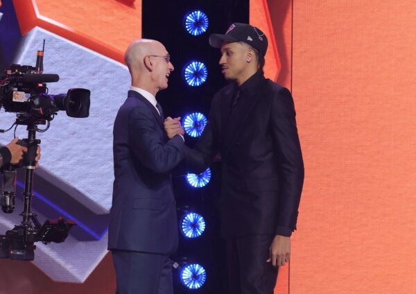 ‘STEAL OF THE DRAFT’: fãs do Lakers na Cloud Nine depois que Cameron Carr de Baylor cai para eles na 24ª posição
