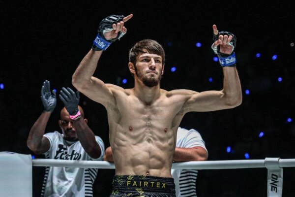 “Treine com um treinador de Taekwondo” – Asadula Imangazaliev revela a origem única de seu estilo diversificado de chute