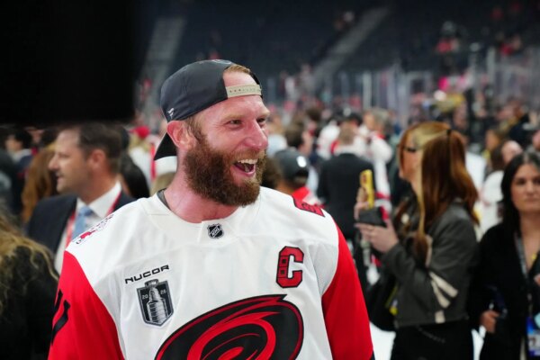 O vencedor de Conn Smythe, Jordan Staal, descarta rumores de aposentadoria durante o desfile da Canes Stanley Cup