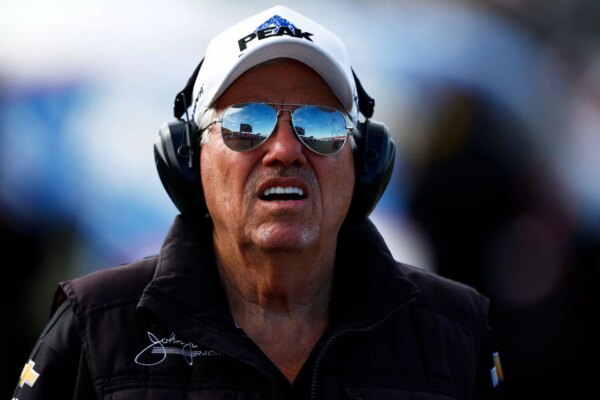 Courtney Force compartilha uma mensagem emocionante do Dia dos Pais para o ícone da NHRA, John Force: “O filho da puta mais durão ** que já conheci”