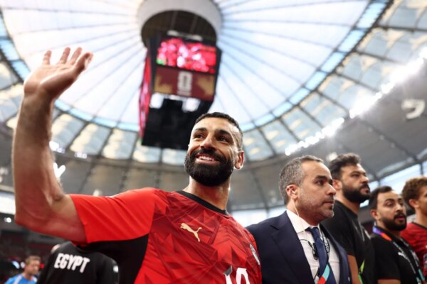 Jogadores de Mohamed Salah e do Egito comemoram com torcedores após a primeira vitória na Copa do Mundo da FIFA; vídeo se torna viral