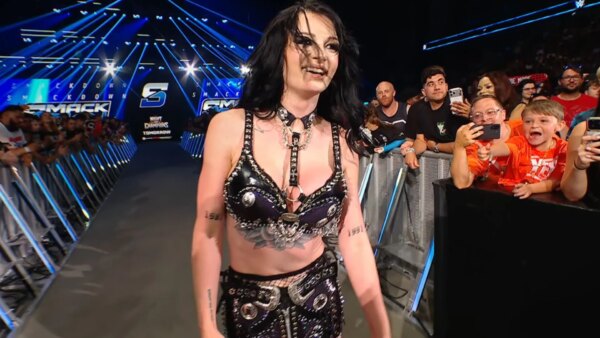 QUEBRANDO: Paige sofre acidente infeliz no guarda-roupa; WWE não consegue cortar